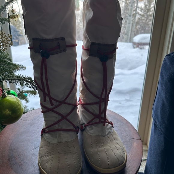 Pajar boots, Tommy Hilfiger boots ,UGG boots - Picture 4 of 11